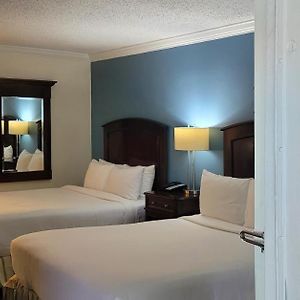 Traditional 2 Queen Bed Cityside